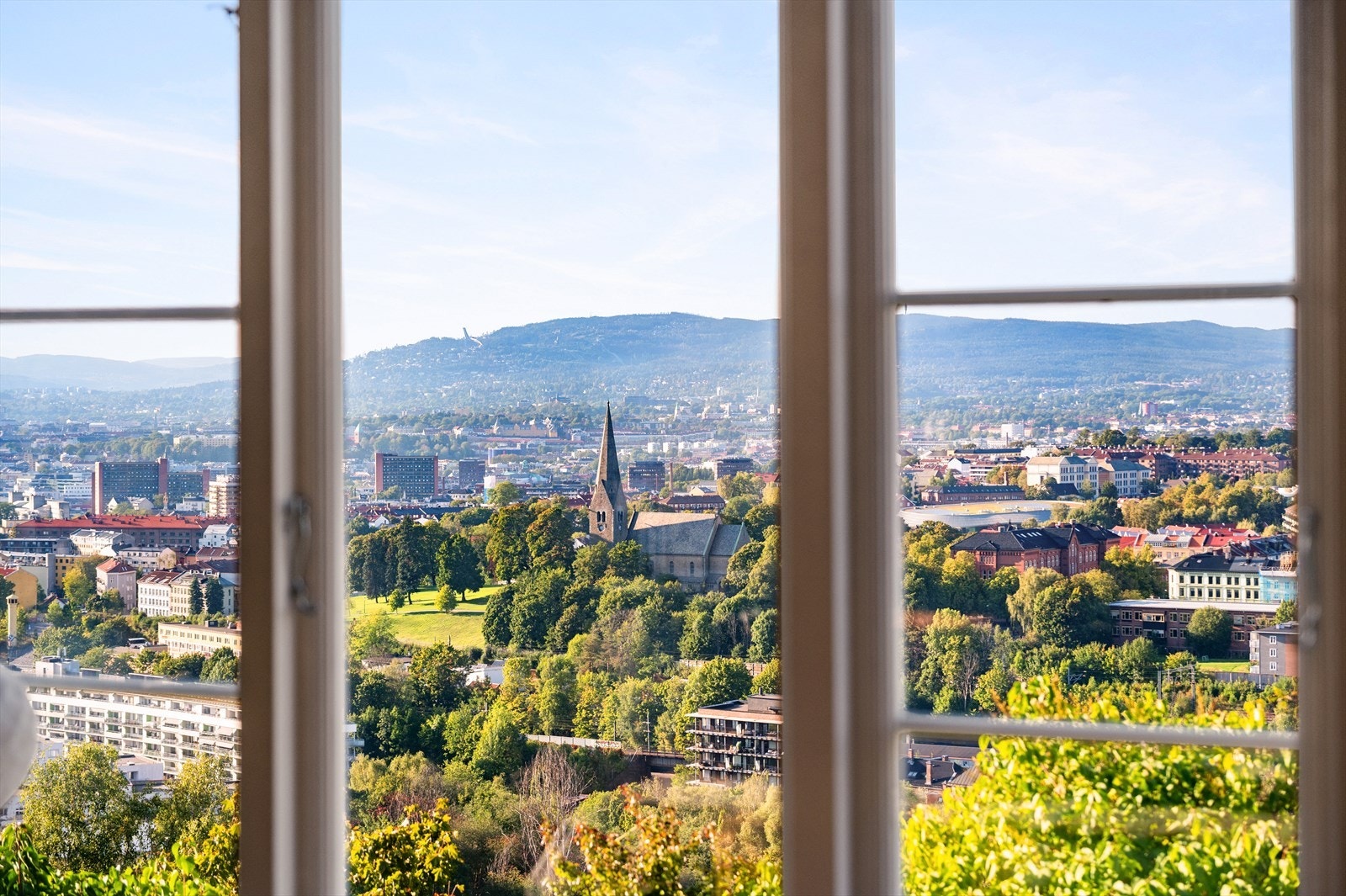 Spektakulær utsikt over hele Oslo by, fra indre havnebasseng, til Holmenkollen, Grefsenkollen og videre oppover Groruddalen. Galleribilde