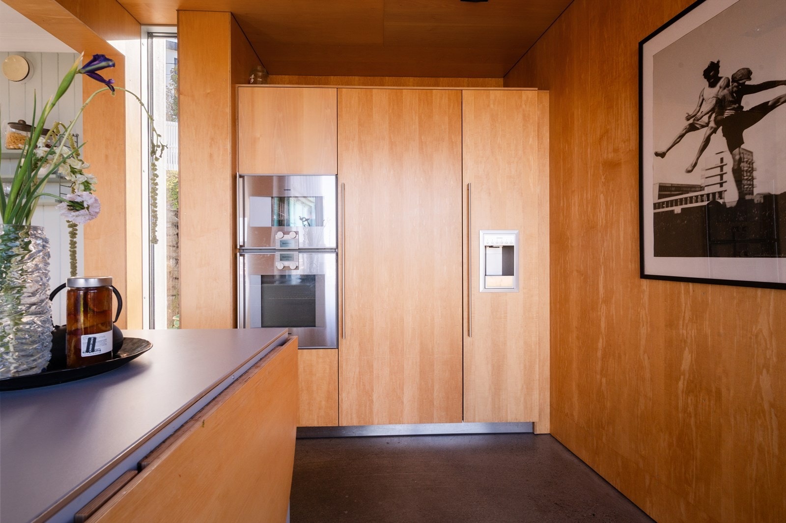 Her får du en eksklusiv og lekker kjøkkeninnredning med rene linjer og tidløst design. De integrerte løsningene gir et elegant uttrykk, og materialvalgene understreker kvalitet i alle detaljer Galleribilde