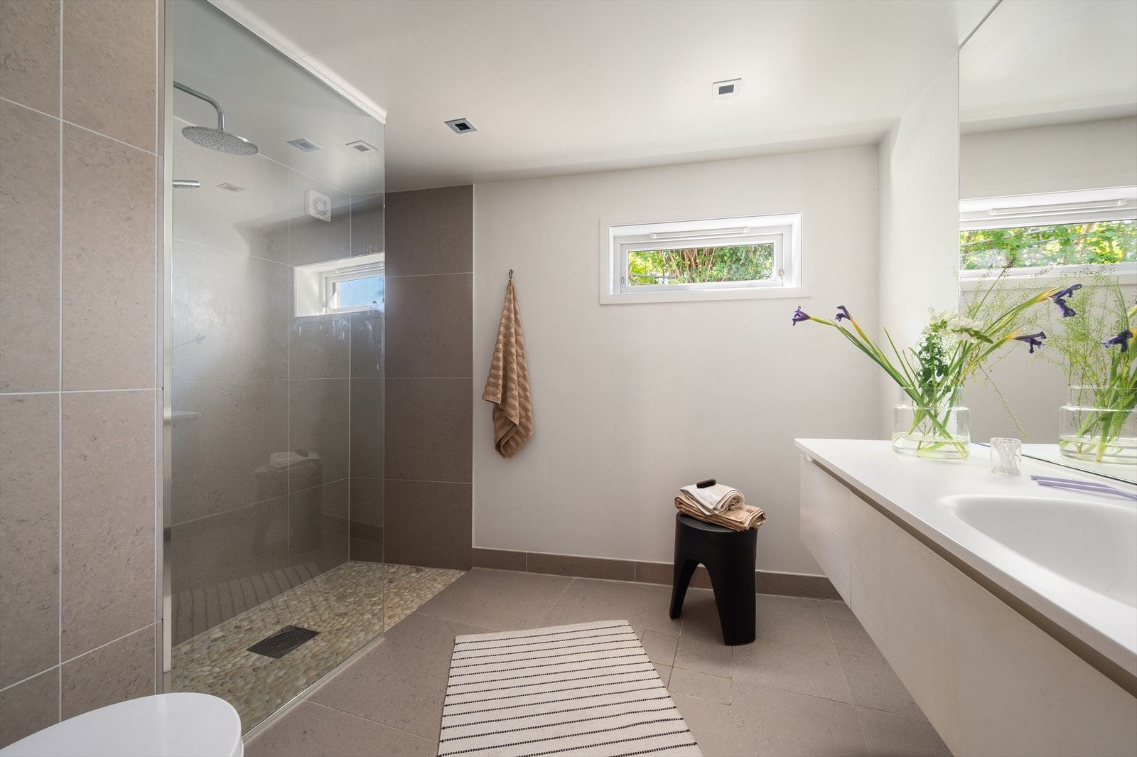 Lekkert baderom i kjelleren. Galleribilde