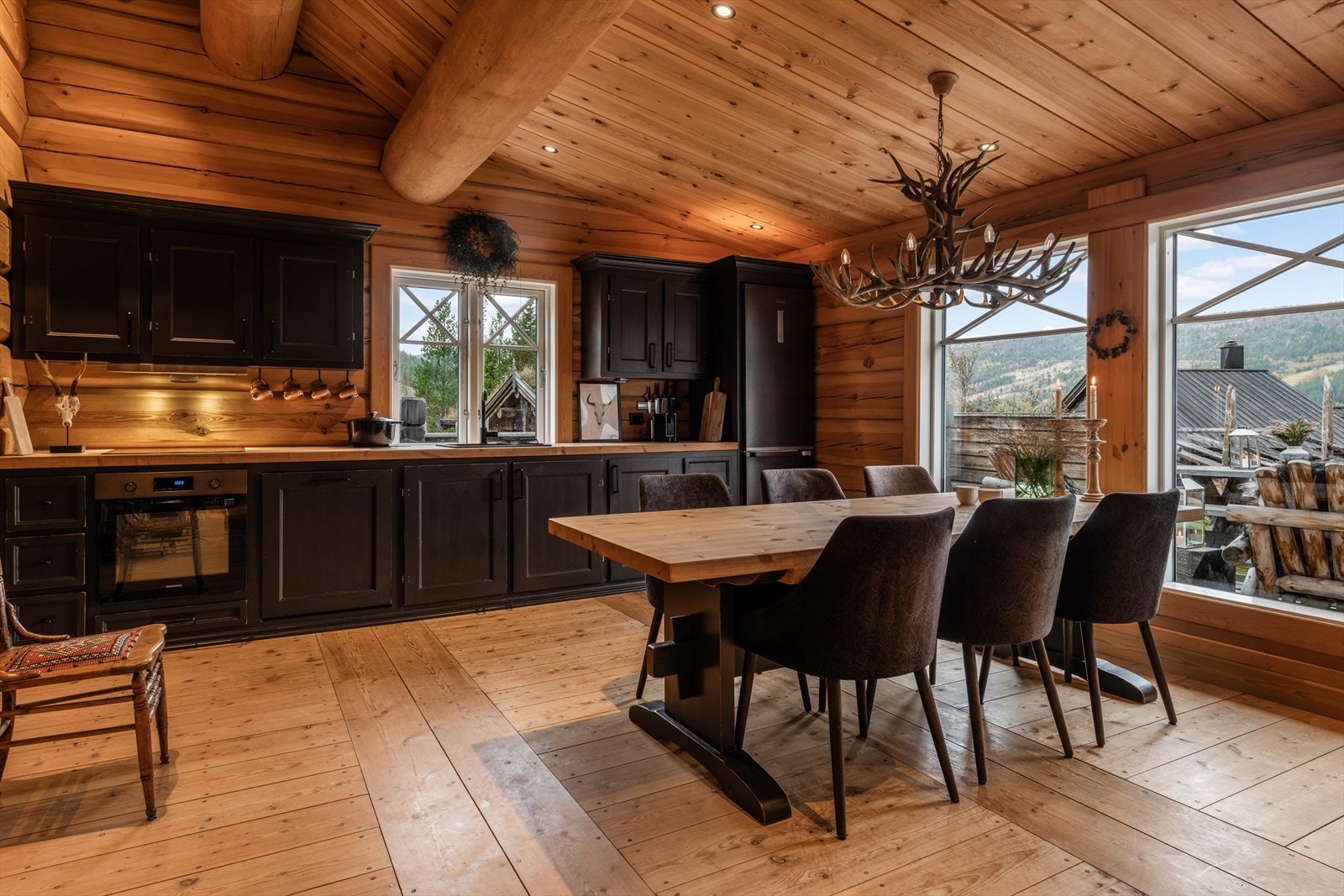 Kjøkkeninnredningen består av under- og overskap som er utført med heltre profilerte fronter som er malt. Galleribilde