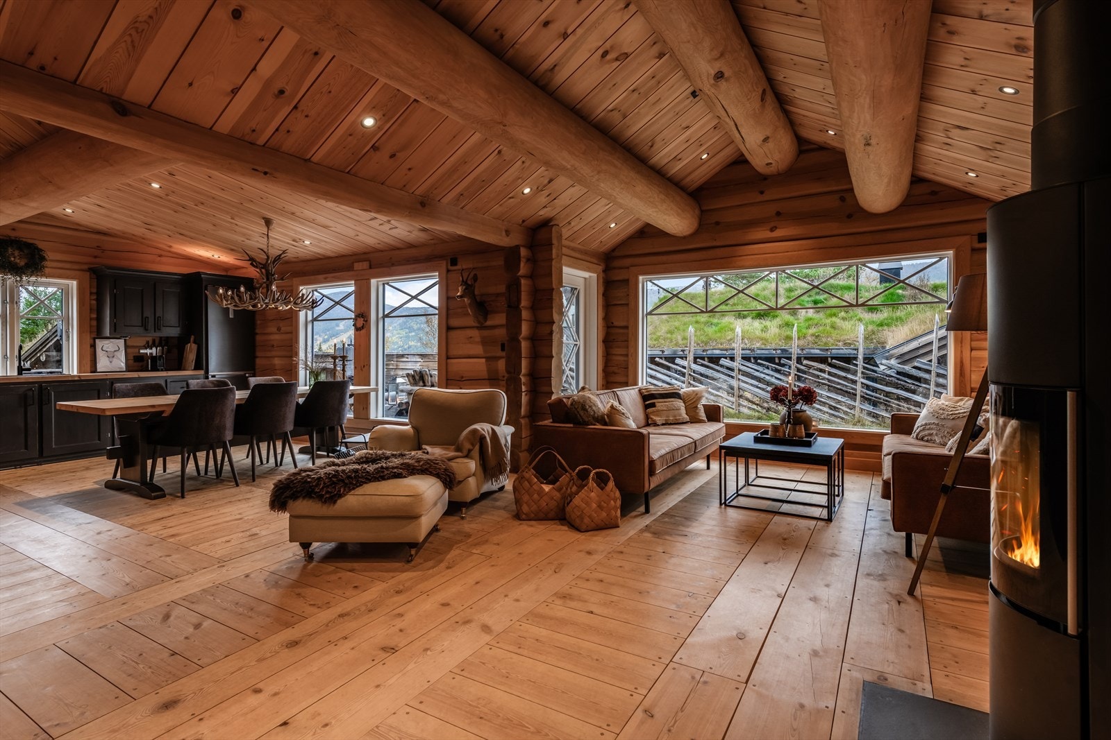 Stue/spisestue: Rommet har en røstet himling og store vindusflatene gjør rommet lyst og luftig. Galleribilde