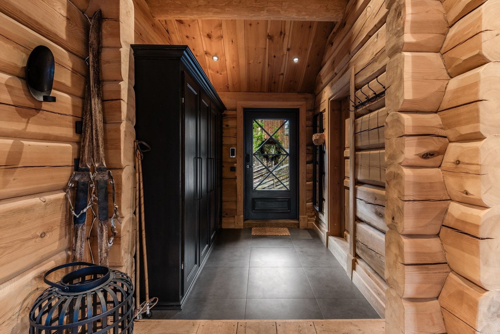 Flott entre med garderobeskap og oppheng Galleribilde