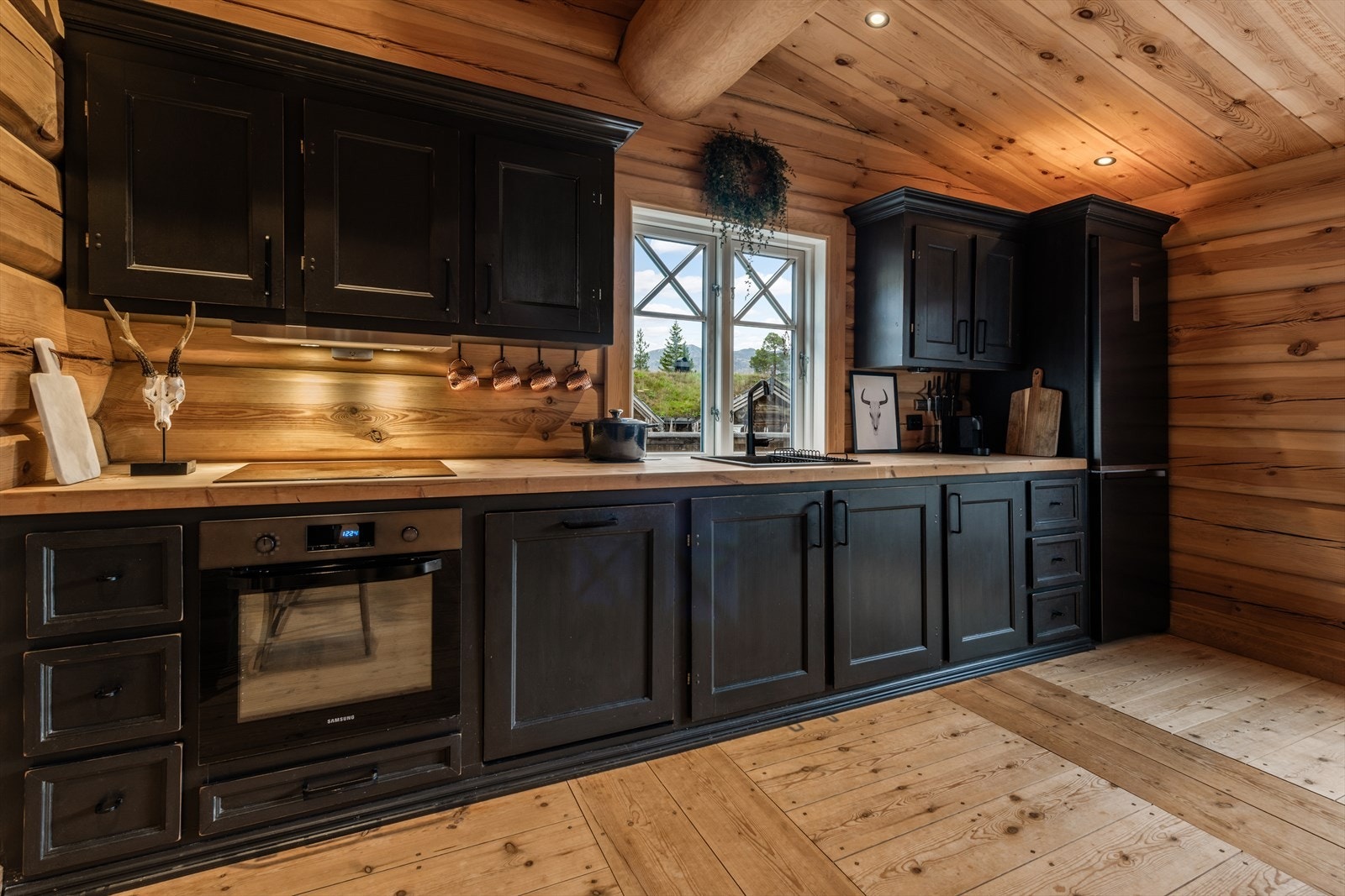 Alle hvitevarene på kjøkkenet er integrerte, med unntak av kjøle-/fryseskap som er frittstående. Benkeplaten er av heltre. Galleribilde