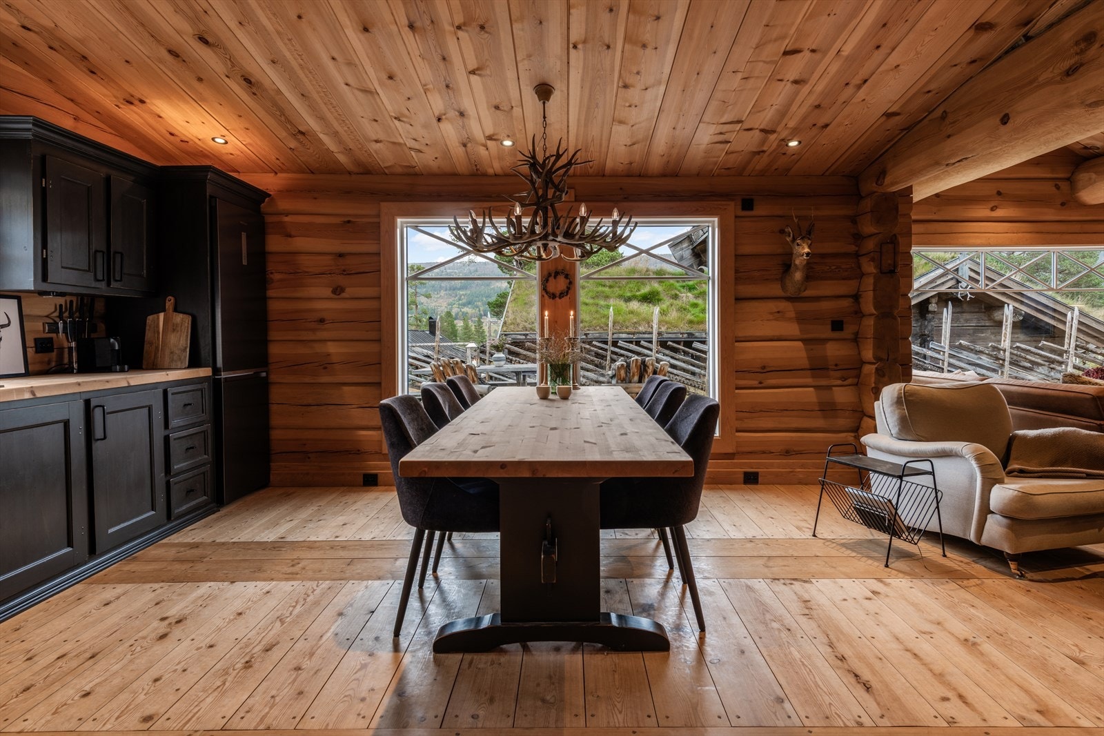 Plass til en koselig sittegruppe ved kjøkkenet. Galleribilde