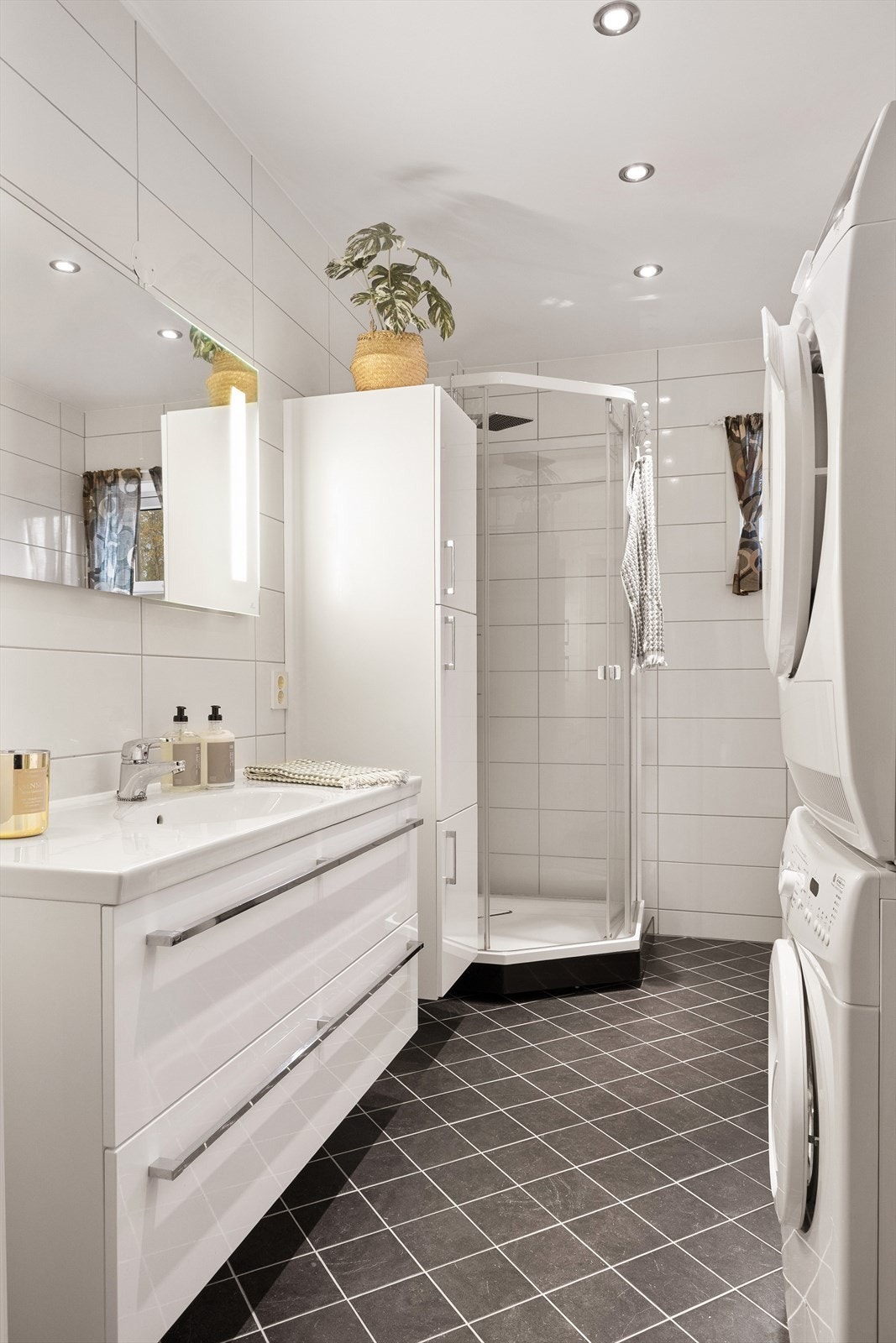 Badet er i klassisk flislagt utførelse. Den er utstyrt med moderne innredning, vegghengt toalett og et Showerama dusjkabinett fra Porsgrunn porselen. I rommet er det opplegg for vaskemaskin og du har plass til tørketrommel. Galleribilde