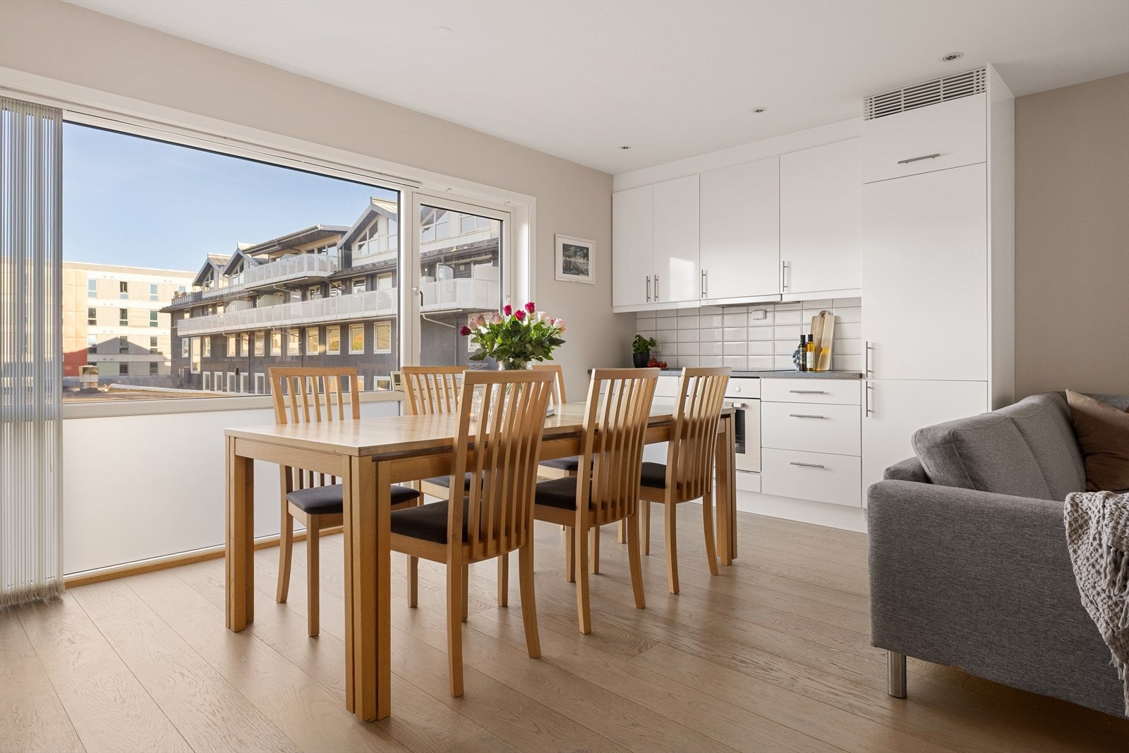 På kjøkkenet har du plass til en raus spisegruppe hvor du samler dine kjære til et godt måltid. Galleribilde