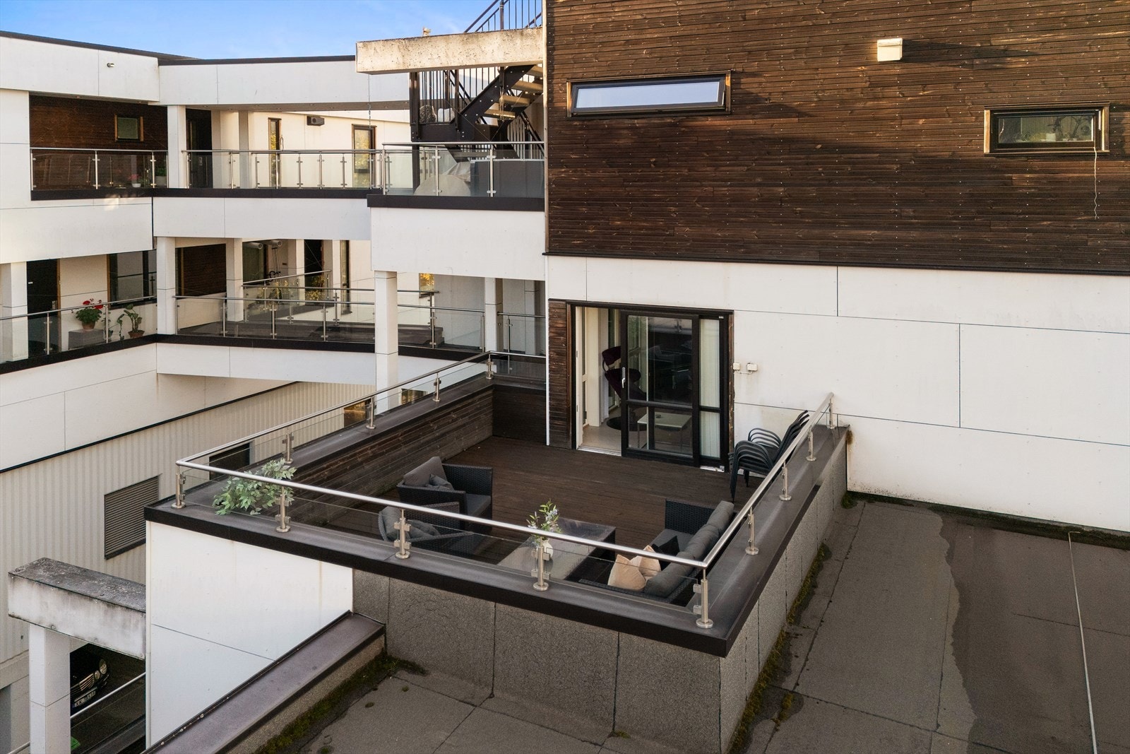 Terrassen er romslig med god plass til hagemøbler. Galleribilde