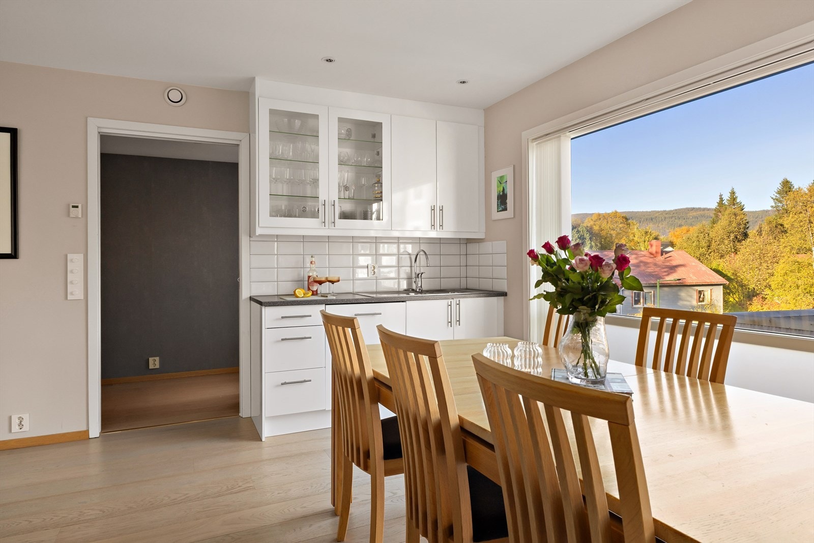 Kjøkkenet har to soner med mye skap- og benkplass. Av hvitevarer som medfølger i handelen nevnes integrert kjøl/fryseskap, induksjonstopp med komfyrvakt, stekeovn og oppvaskmaskin. Galleribilde