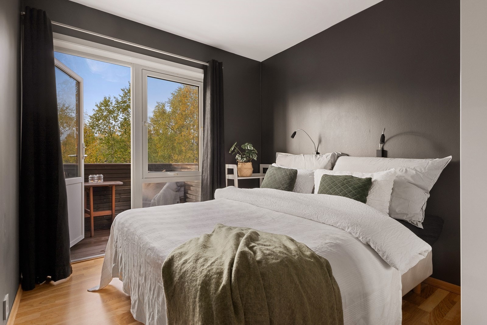 Leiligheten har to gode soverom. Hovedsoverommet er malt i en mørk tone som inviterer til god nattesøvn. Fra altandør har du adkomst til en flott balkong. Galleribilde