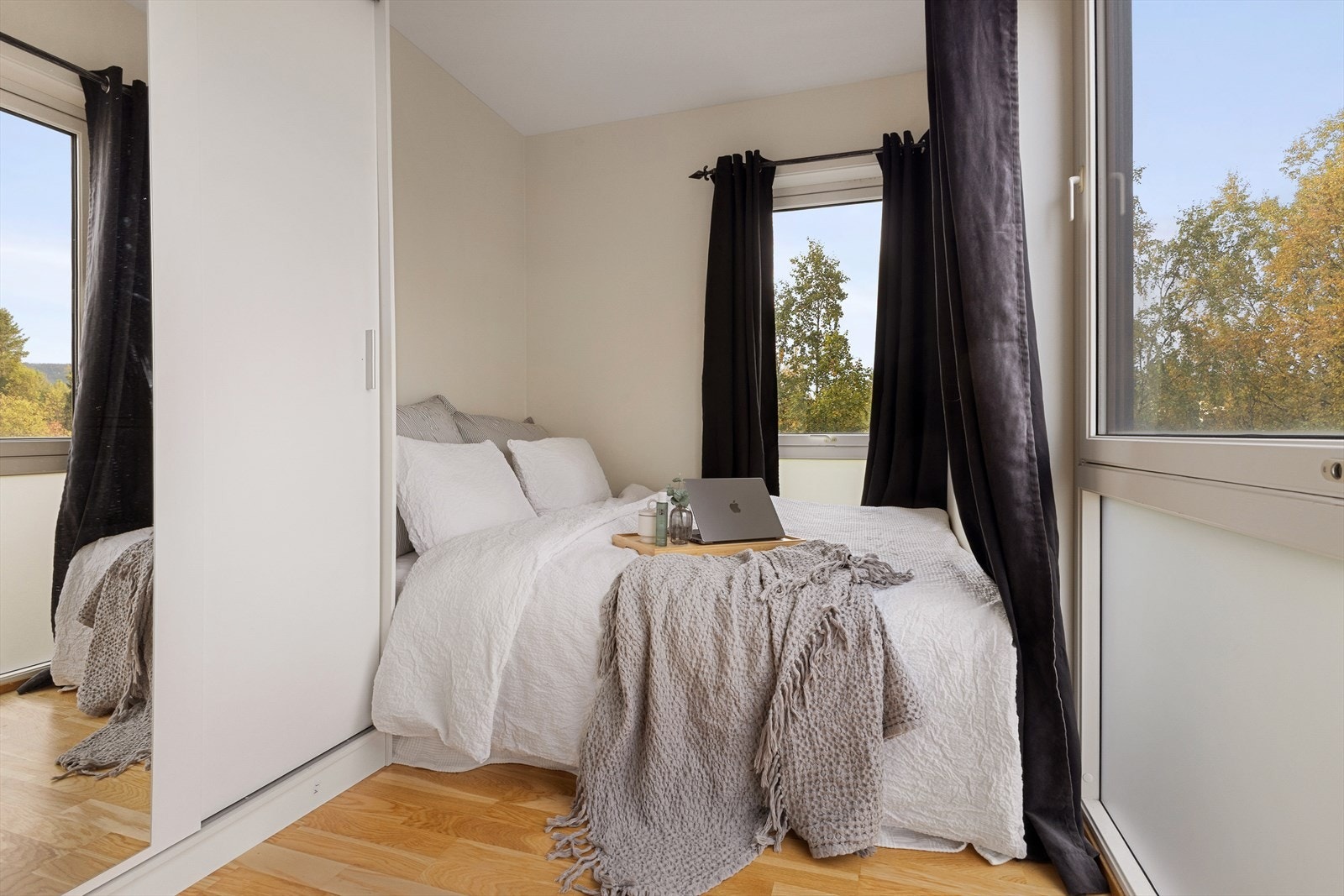 Det ander soverommet er i lys utførelse og er utstyrt med garderobeskap. Vindu på to sider sørger for meget bra dagslys. Galleribilde