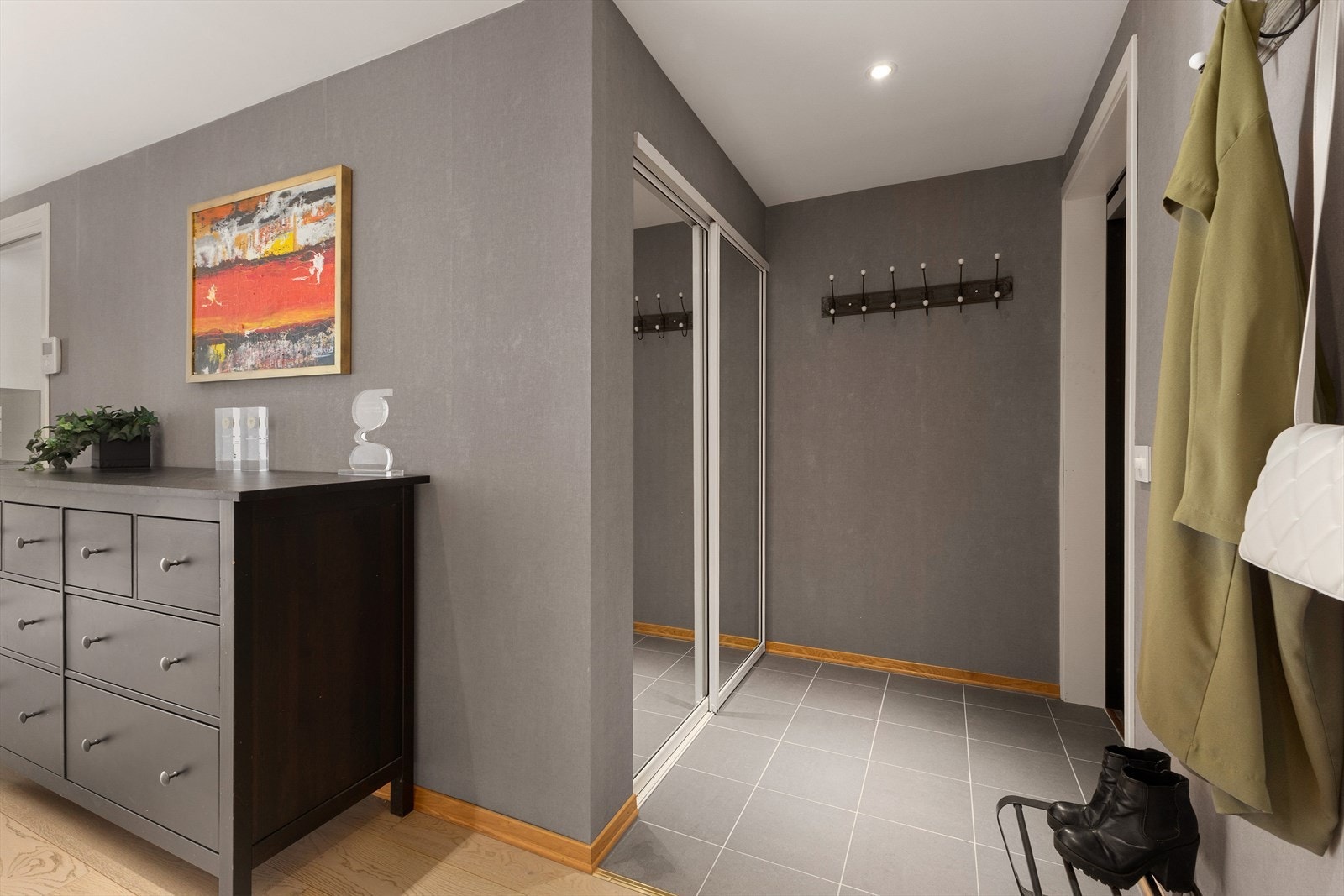 Entréen er som nevnt romslig med god plass til å henge av seg yttertøy - i garderoben eller på knaggrekke. Leiligheten kan friste med vannbåren fjernvarme for behagelig og praktisk oppvarming. Galleribilde