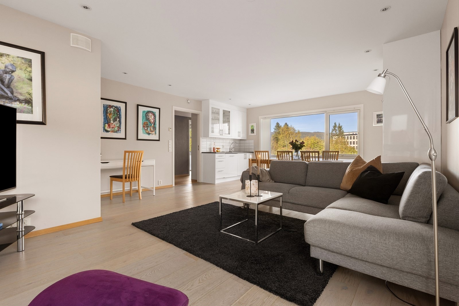 Stuen og kjøkkenet er i åpen løsning. Dette er et meget godt allrom med mye naturlig dagslys som følge av store vindusflater. Leilighetens beliggenhet i 3. etasje gjør at dine utsynsforhold er gode over hustak fra tilliggende bygning mot Moheia. Galleribilde