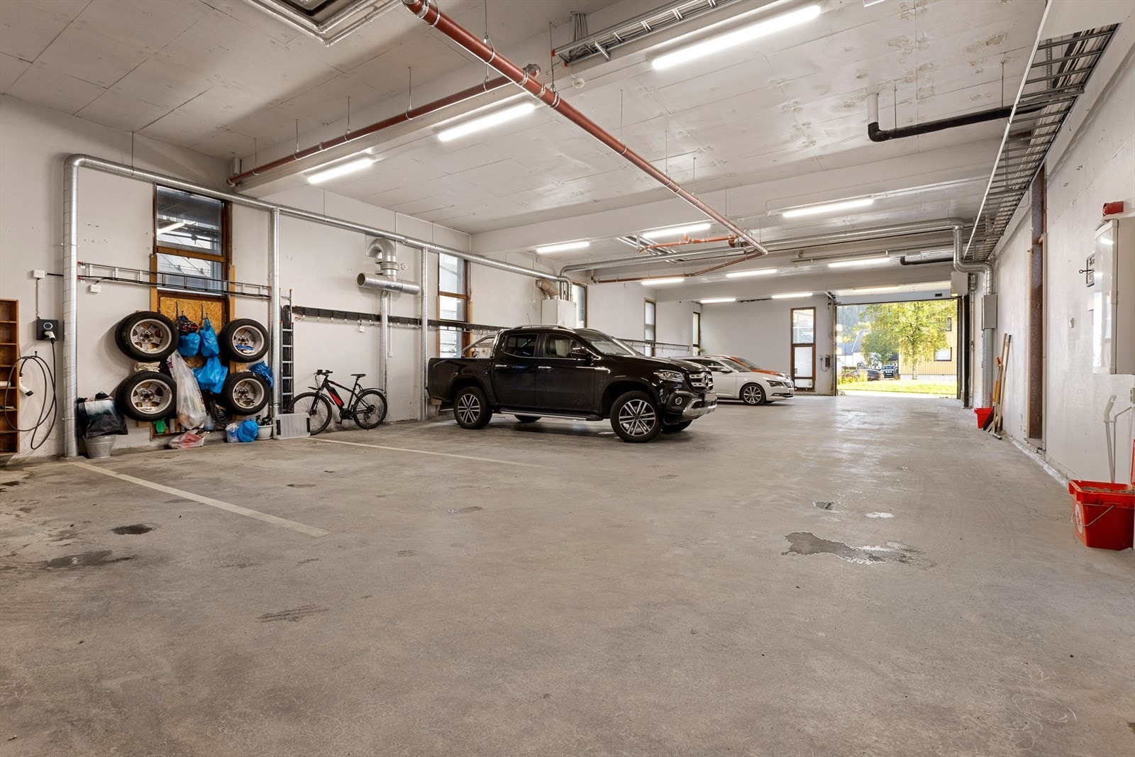 I parkeringskjelleren er oppvarmet og det medfølger parkeringsplass til en bil. Her kan du gå tørrskodd fra leiligheten, ut i heisen og ned til parkeringskjelleren. Galleribilde