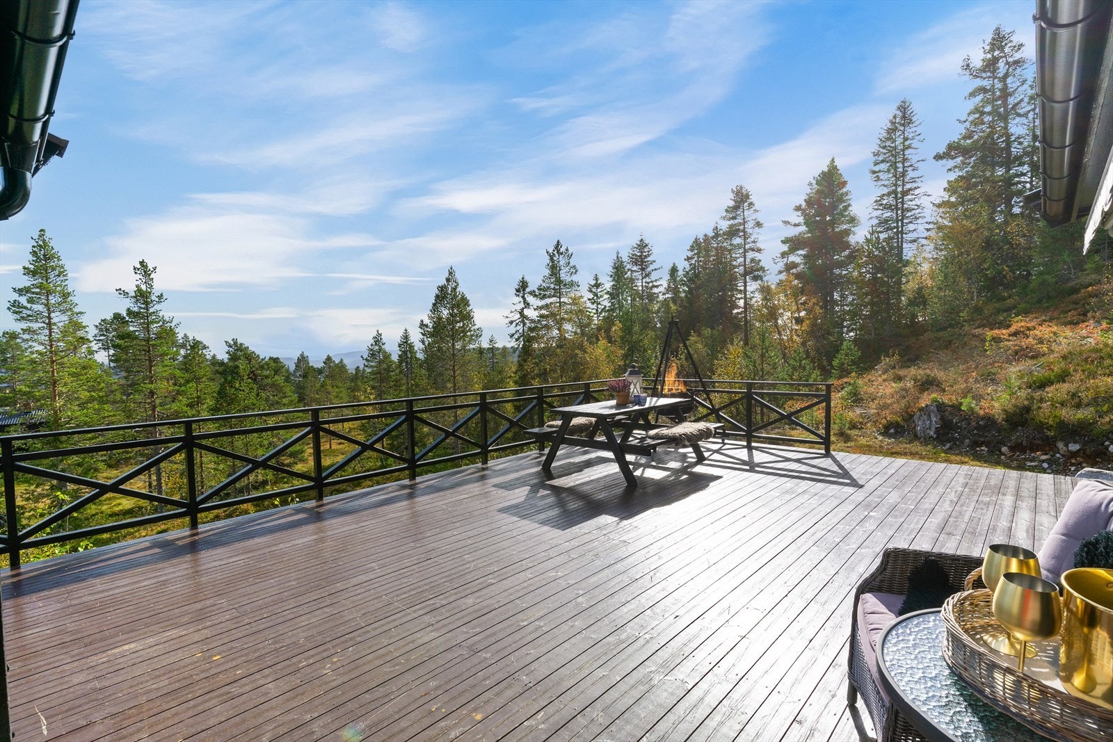 Til tross for den åpne beliggenheten føles uteplassen både privat og skjermet, tilgrensende friområder til høyre. Galleribilde