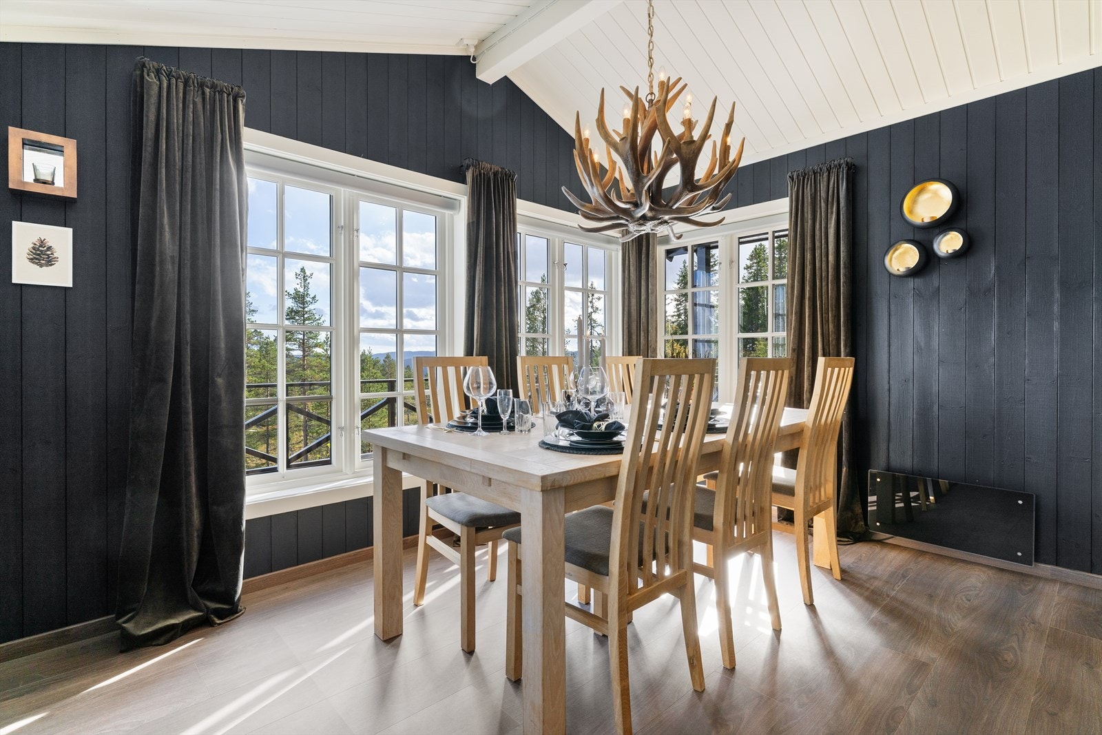 Spisestuen er et hyggelig samlested i hytta for store og for små. Galleribilde