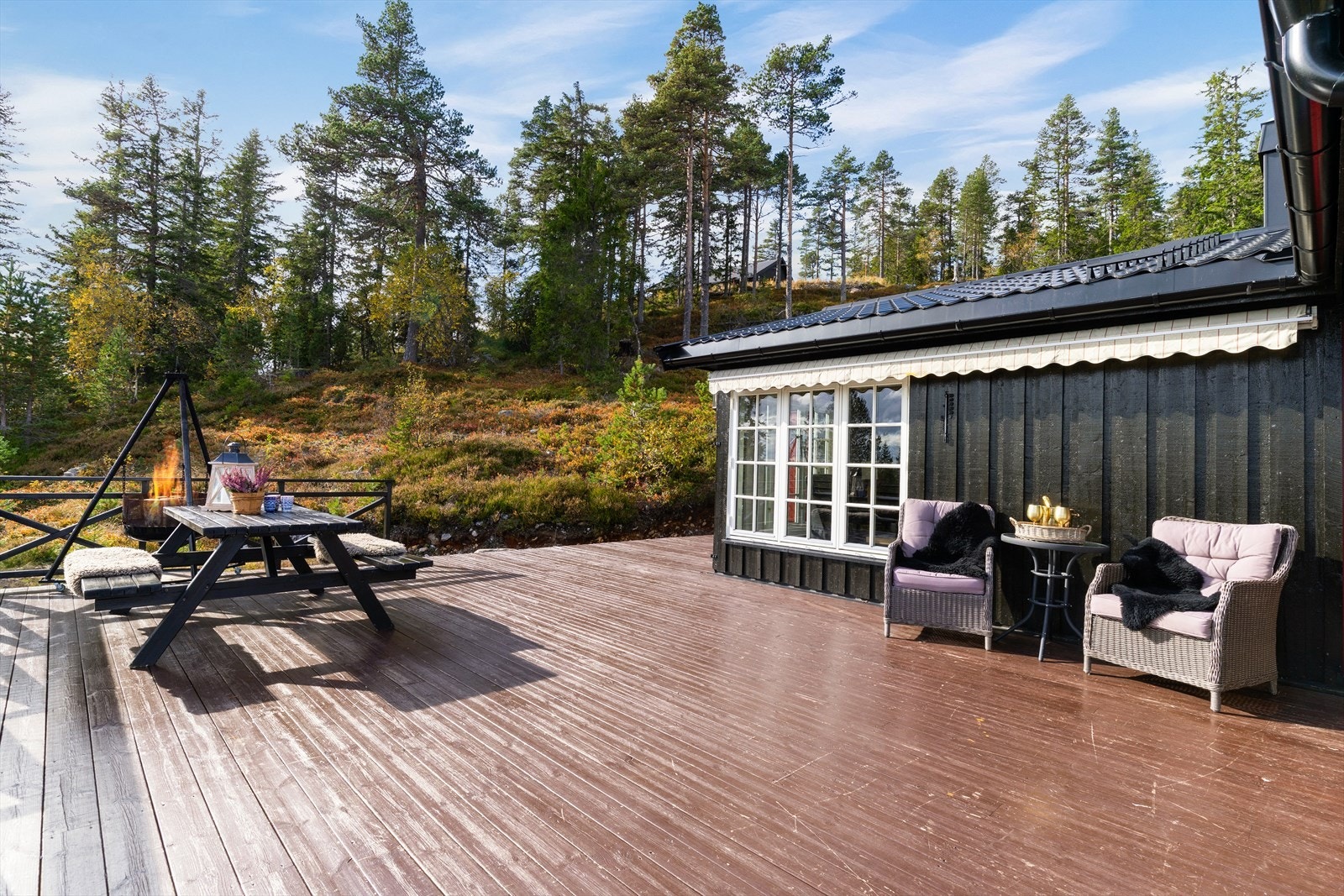 Terrassen har i tillegg til den flotte utsikten plass til flere soner for sittegrupper, alle med gode solforhold. Galleribilde