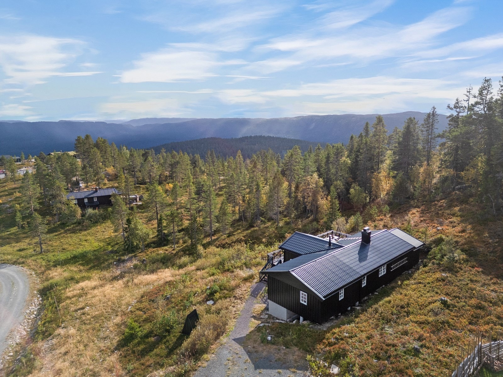 Hytta har en fredelig og solrik beliggenhet med umiddelbar nærhet til naturen. En perfekt base for deg som ønsker ekte fjellhyttefølelse og lett tilgang til alt Blefjell har å by på. Galleribilde