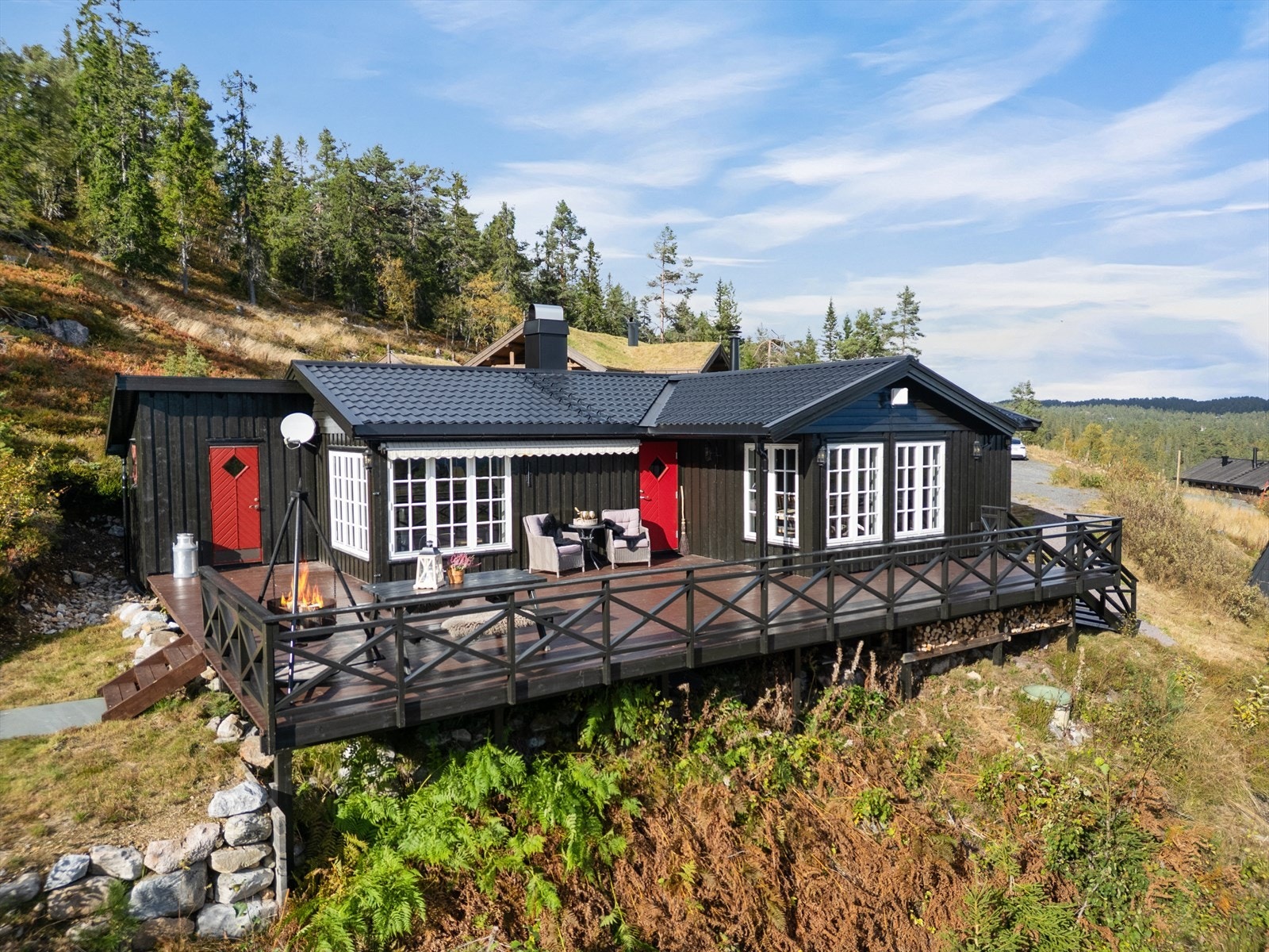 Hytta ligger som en av innerste og øverste hyttene i det etablerte hyttefeltet Tovsrud hyttegrend - på Kongsbergsiden av Blefjell Sør. Galleribilde