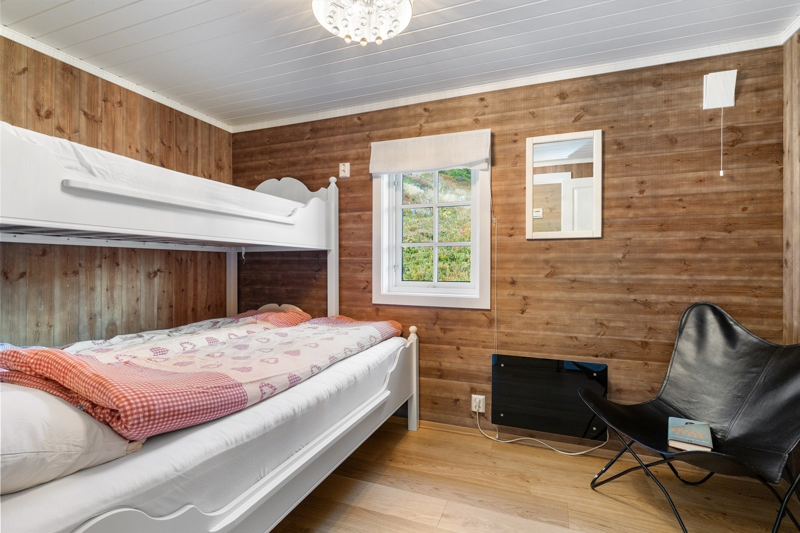 Rommene fremstår som lyse og trivelige, med naturlige materialvalg som viderefører hyttas helhetlige og lune preg. Galleribilde