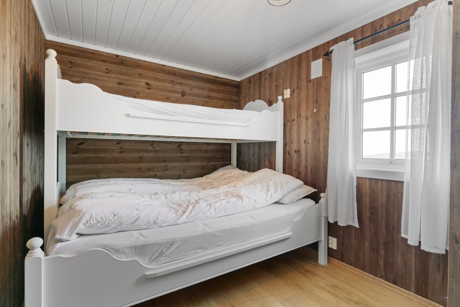 Dagens løsning gir sengeplass til opptil åtte personer, fordelt på dobbeltsenger og familiekøyer. Galleribilde