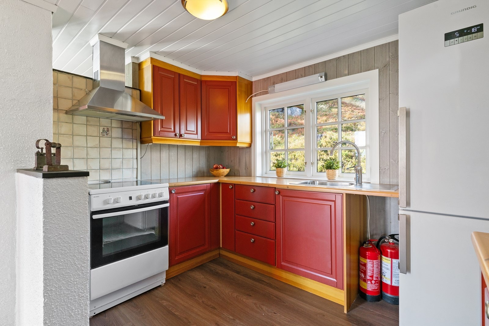 Det er avsatt plass til kjøl/fryseskap og komfyr, og kjøkkenventilator med kullfilter er installert. Galleribilde