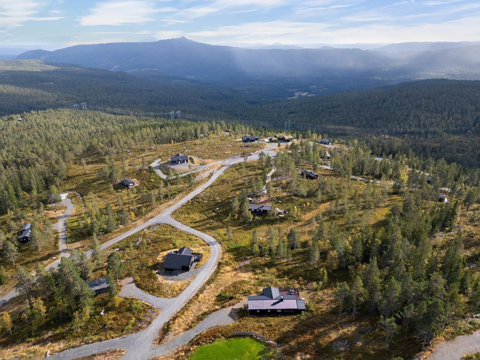 Hytta har en attraktiv beliggenhet, med umiddelbar nærhet til både skiløypenettet på Blefjell, samt turstier og sykkelstier og området. Galleribilde