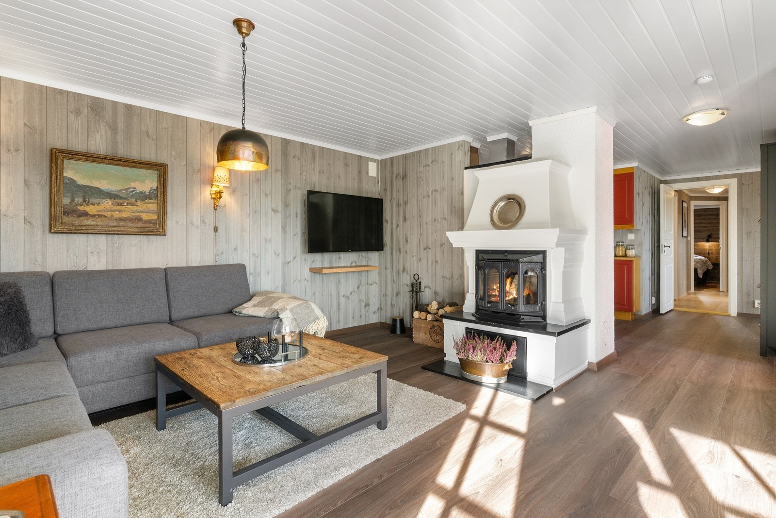 Innvendig har hytta gulv av parkett og laminat, mens vegger og himlinger er kledd i trepanel. Overflatene er i all hovedsak fra nyere tid og gir hytta et lyst, varmt og naturlig uttrykk. Galleribilde