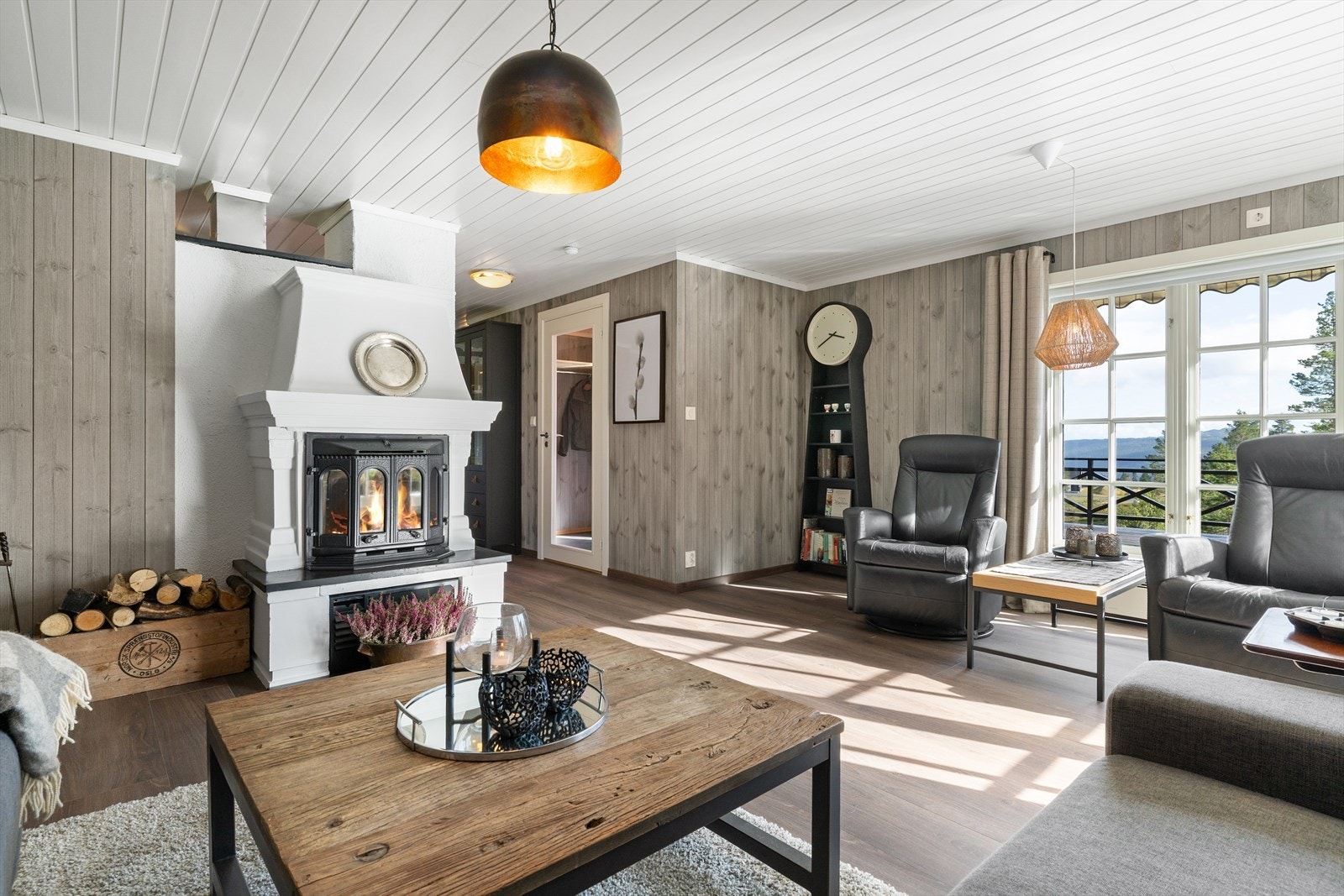 Stuen har god plass til flere sittegrupper og byr på hyggelige oppholdsrom for både avslapning og sosiale sammenkomster. Galleribilde