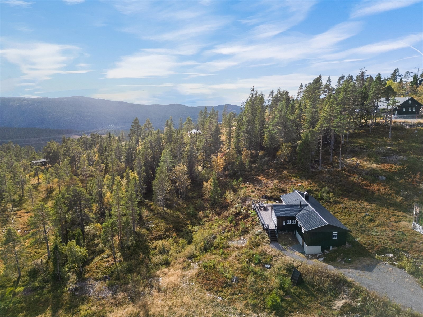 Vinterstid finner du et velutviklet nettverk av skiløyper rett ved hytta, og for alpintinteresserte er Kongsberg Skisenter nærmeste alternativ. Galleribilde