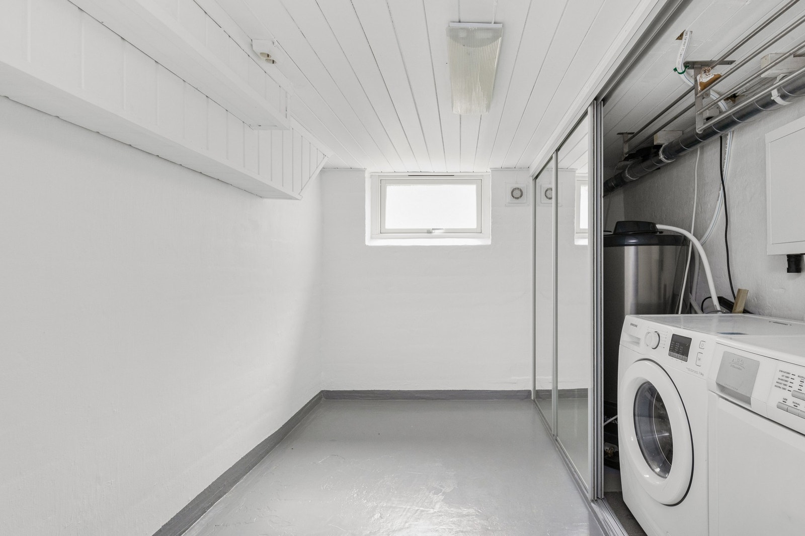 Romslig vaskerom i underetasjen med oppbevaringsmuligheter. Galleribilde