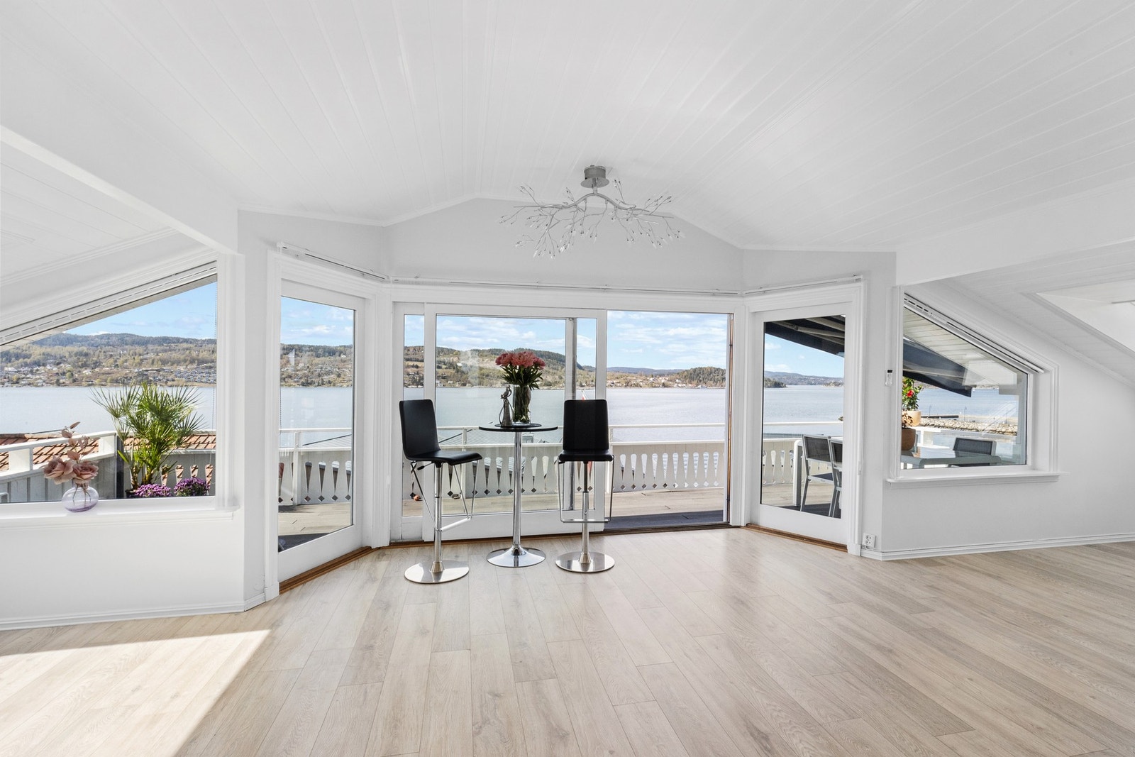 Nydelig utsikt mot fjorden fra stuen i 2. etasje. Galleribilde