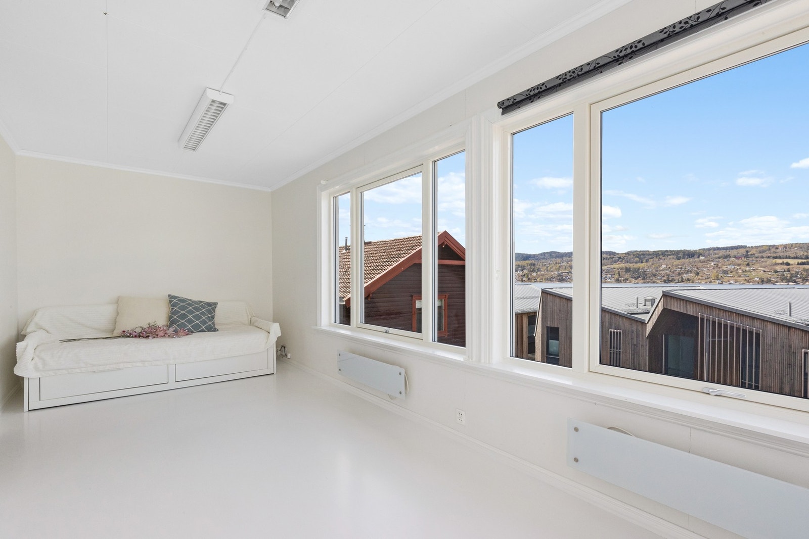 Stort soverom i 1. etasje med store vindusflater og god plass til seng og garderobeløsninger. Galleribilde