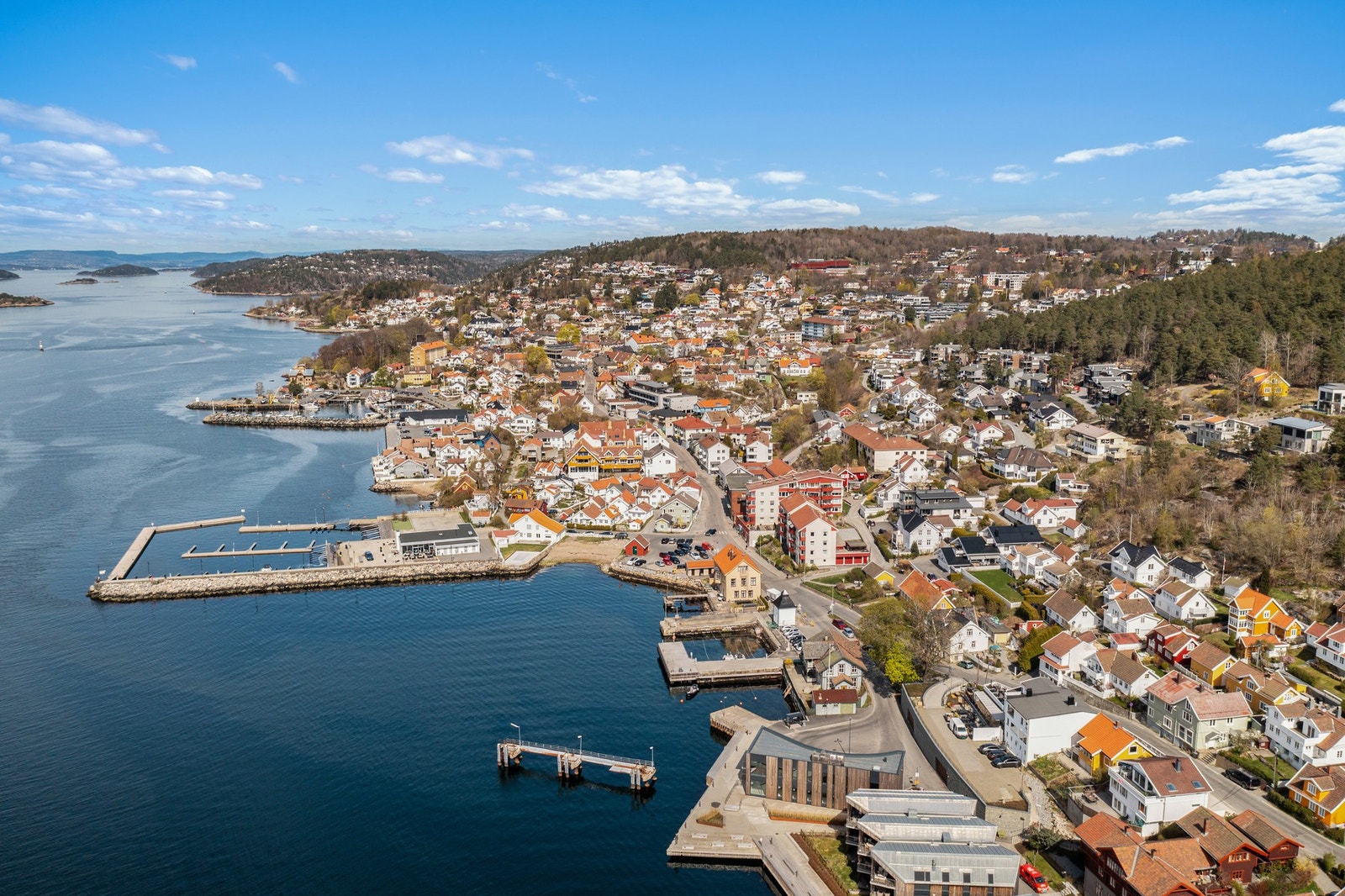 Beliggenheten i Drøbak med kort vei til sjøen og sentrum. Galleribilde