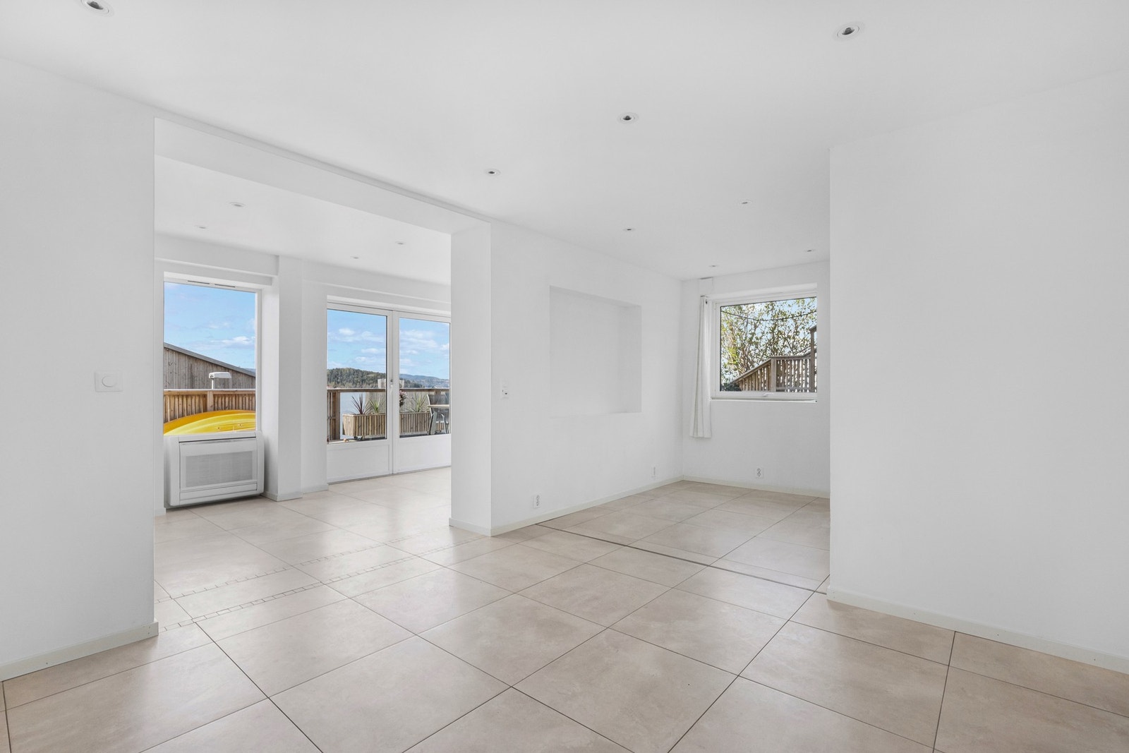 Her får du en underetasje med mange muligheter - perfekt som ungdomsdel, praktikantdel eller gjesterom. Galleribilde