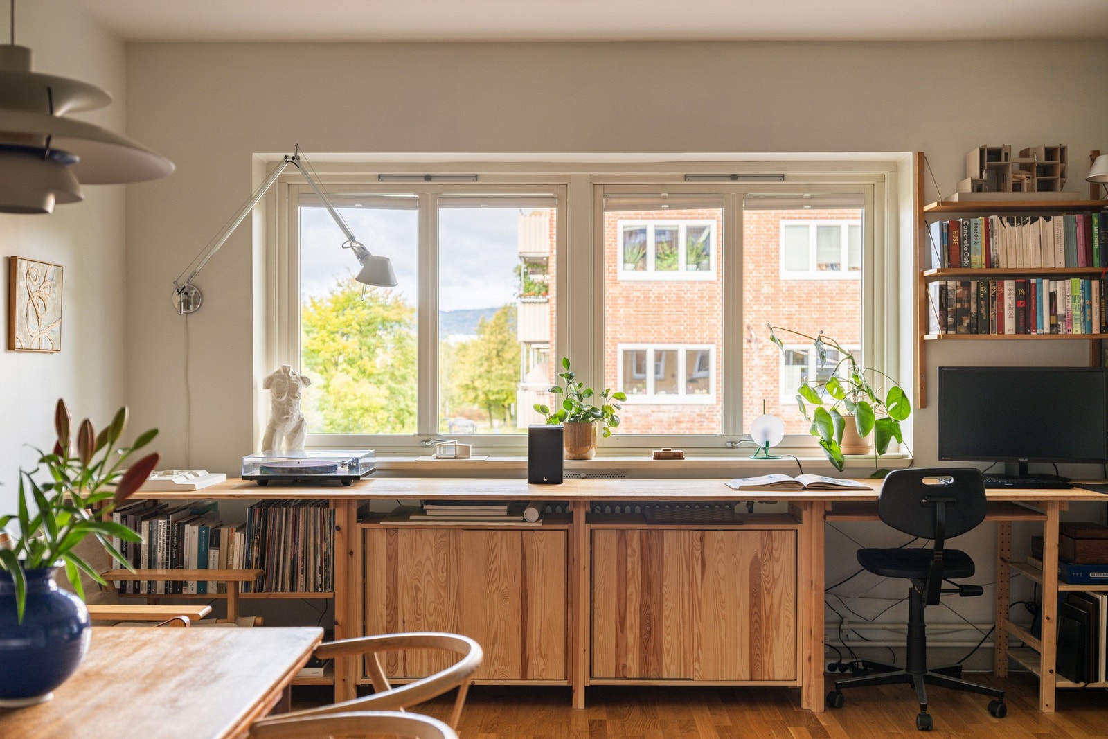 Store vindusflater lar dagslyset fylle stuen. Galleribilde
