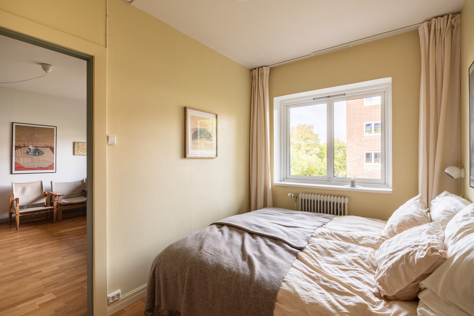 Det store vinduet slipper inn generøst med dagslys og gjør rommet lyst og trivelig. Galleribilde