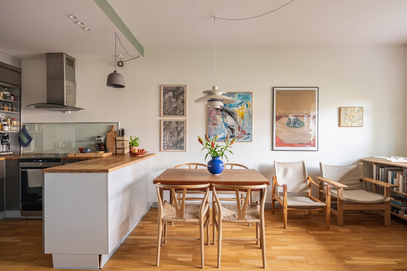 Den smarte barløsningen gir ekstra arbeidsflate og kan benyttes som en uformell plass for morgenkaffe eller et glass vin med gjester. Galleribilde