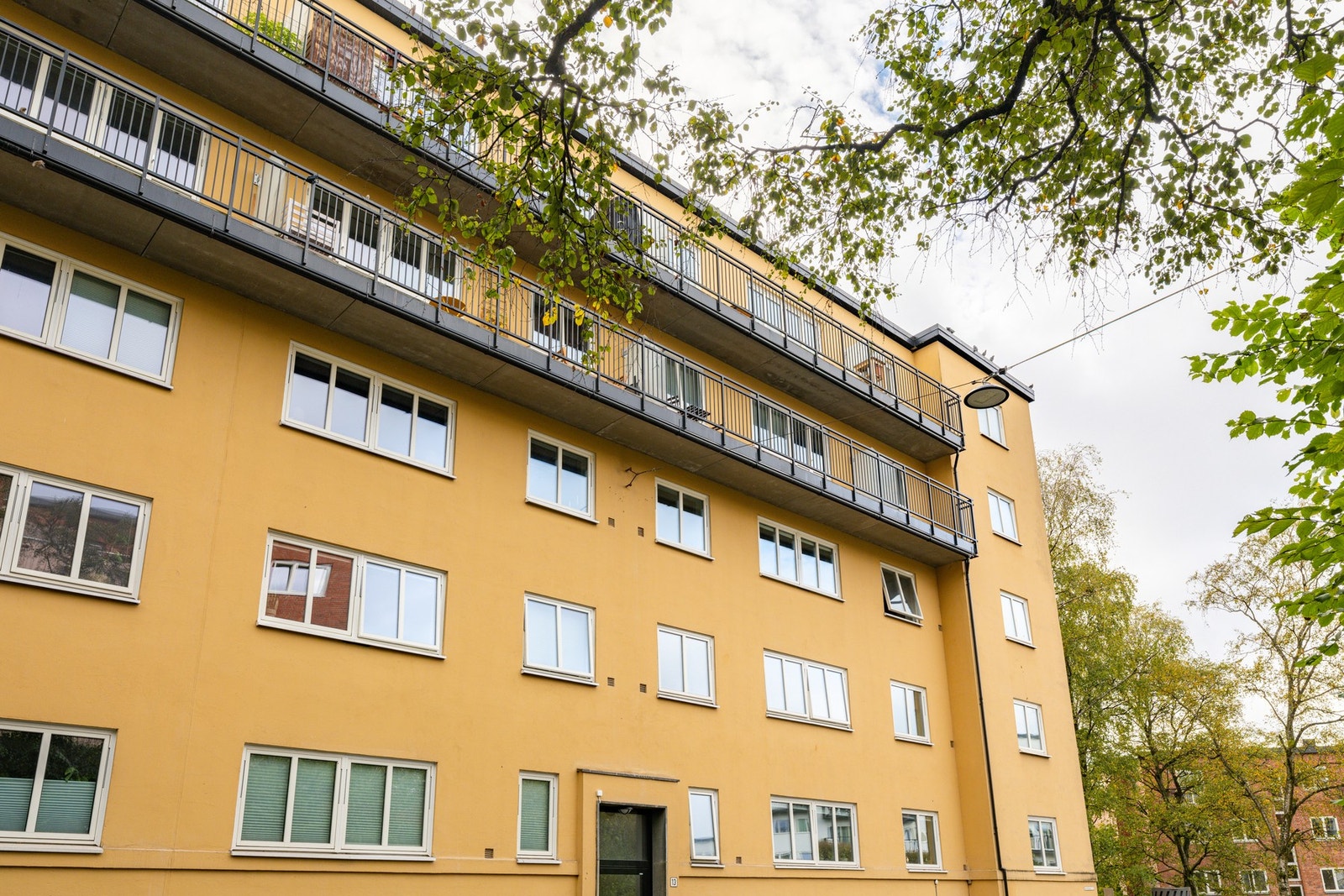 Fasade. Borettslaget disponerer 16 parkeringsplasser som leies ut til andelseiere etter venteliste. Galleribilde