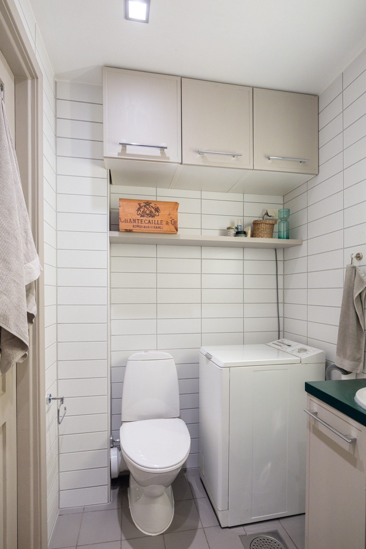Badet har opplegg for vaskemaskin. Det er også fellesvaskeri i borettslaget. Galleribilde