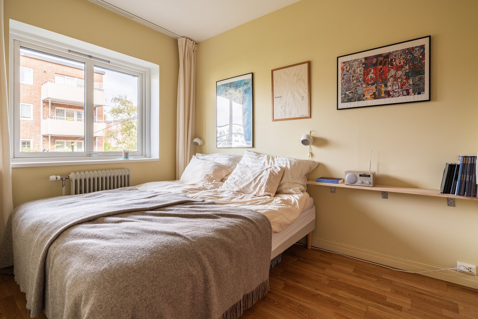 Her får du et soverom som er både praktisk og innbydende, med plass til alt du trenger for en god natts søvn. Galleribilde