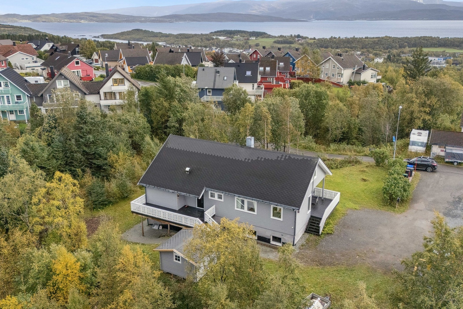 Innholdsrik og romslig enebolig med stor tomt i enden av en blindvei. Galleribilde