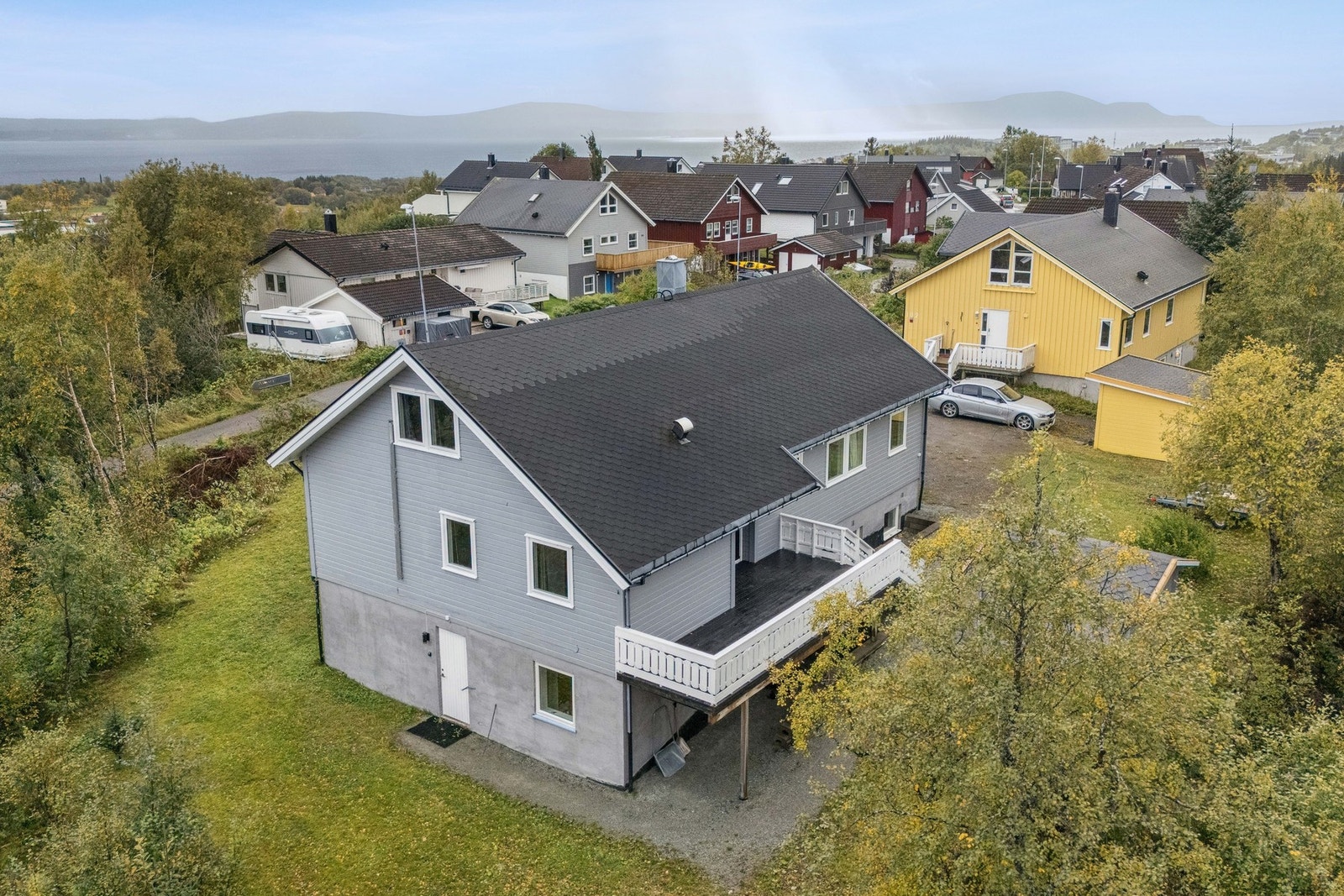 Her bor du i et barnevennlig boområde med kort vei til Bodø marka, lekeplasser og friområder. Galleribilde