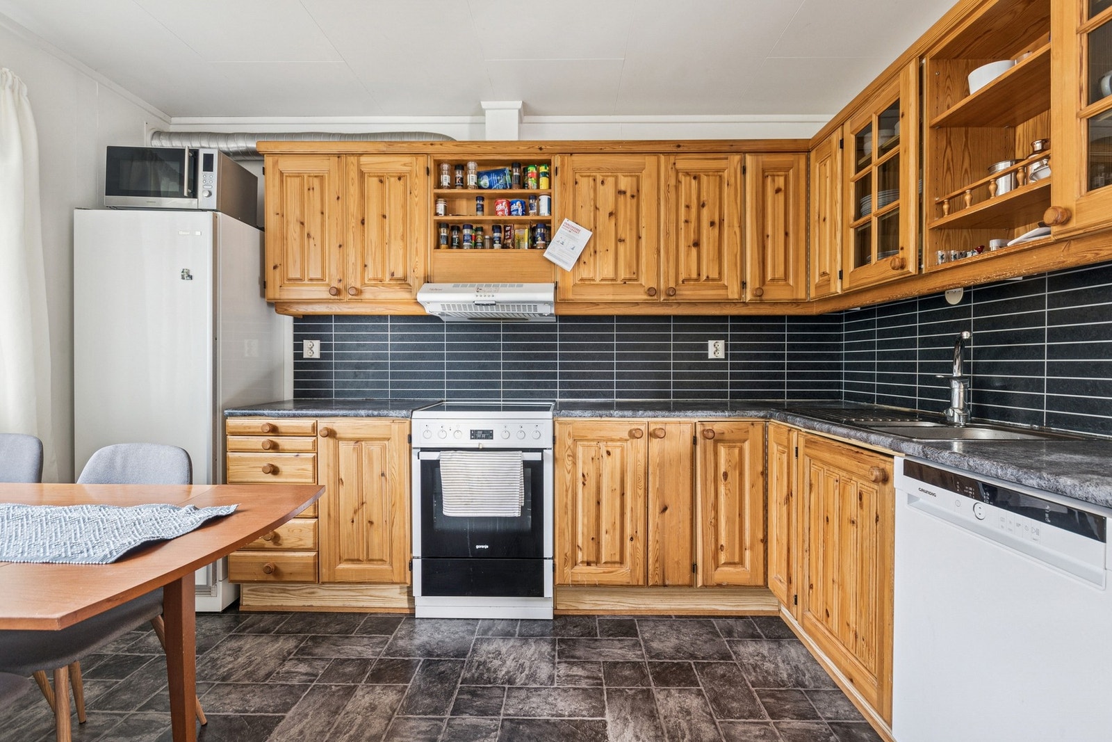 Kjøkken med plass til spisegruppe. Galleribilde