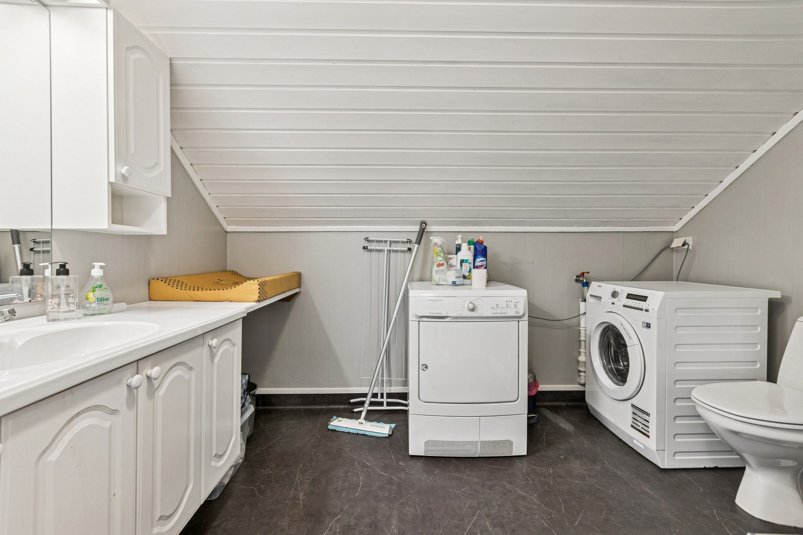 Bad på loft. Galleribilde