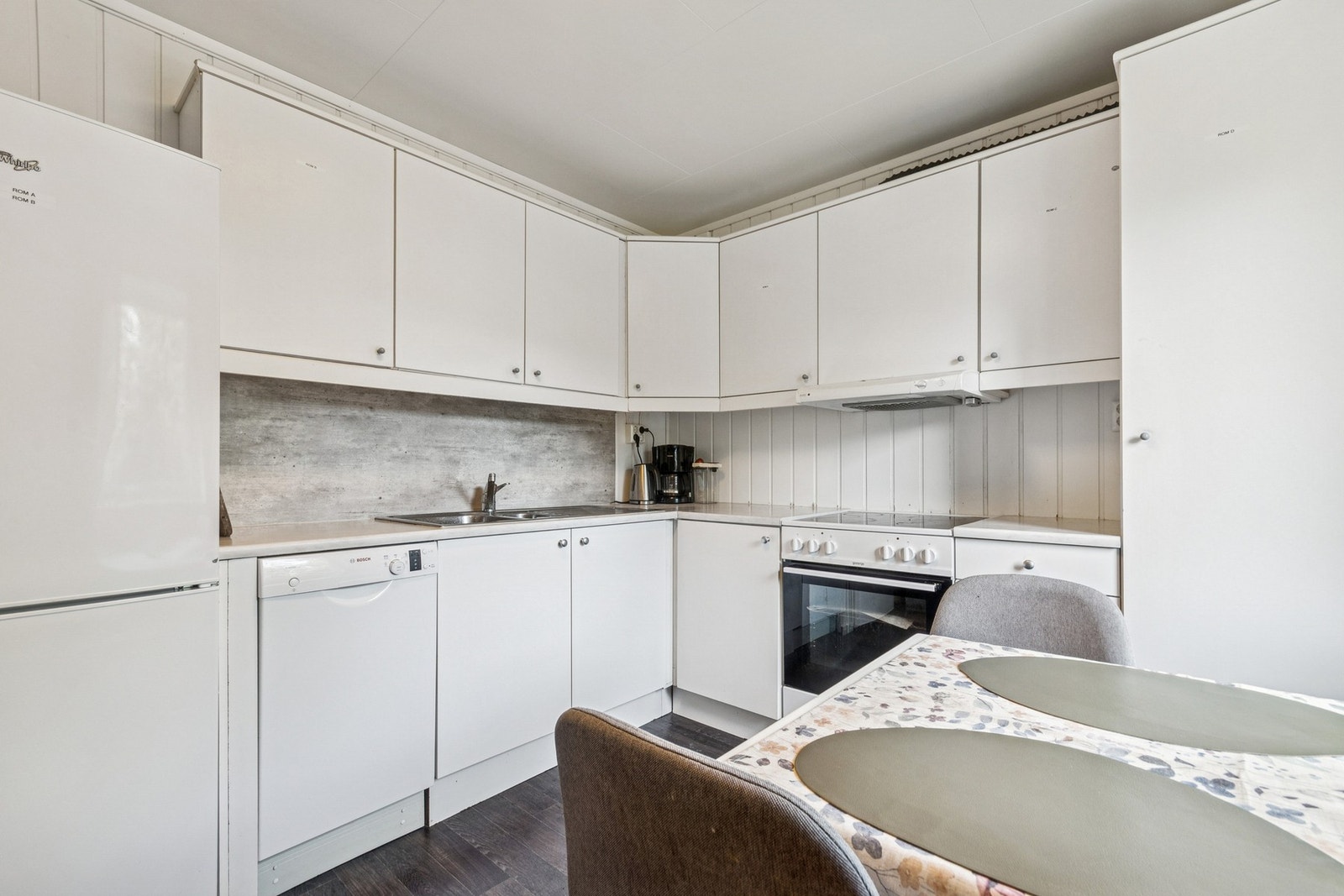 Kjøkkenet er godt utbygget og har plass til en spisegruppe. Galleribilde