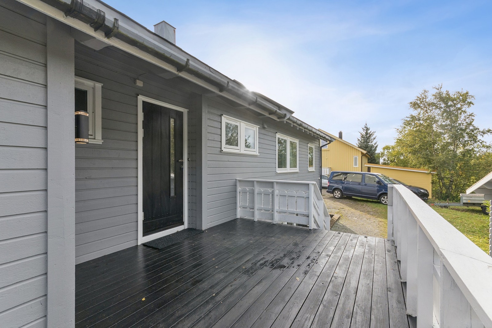 I tilknytning inngangspartiet er det en balkong hvor man kan nyte ettermiddags og kveldssolen. Galleribilde