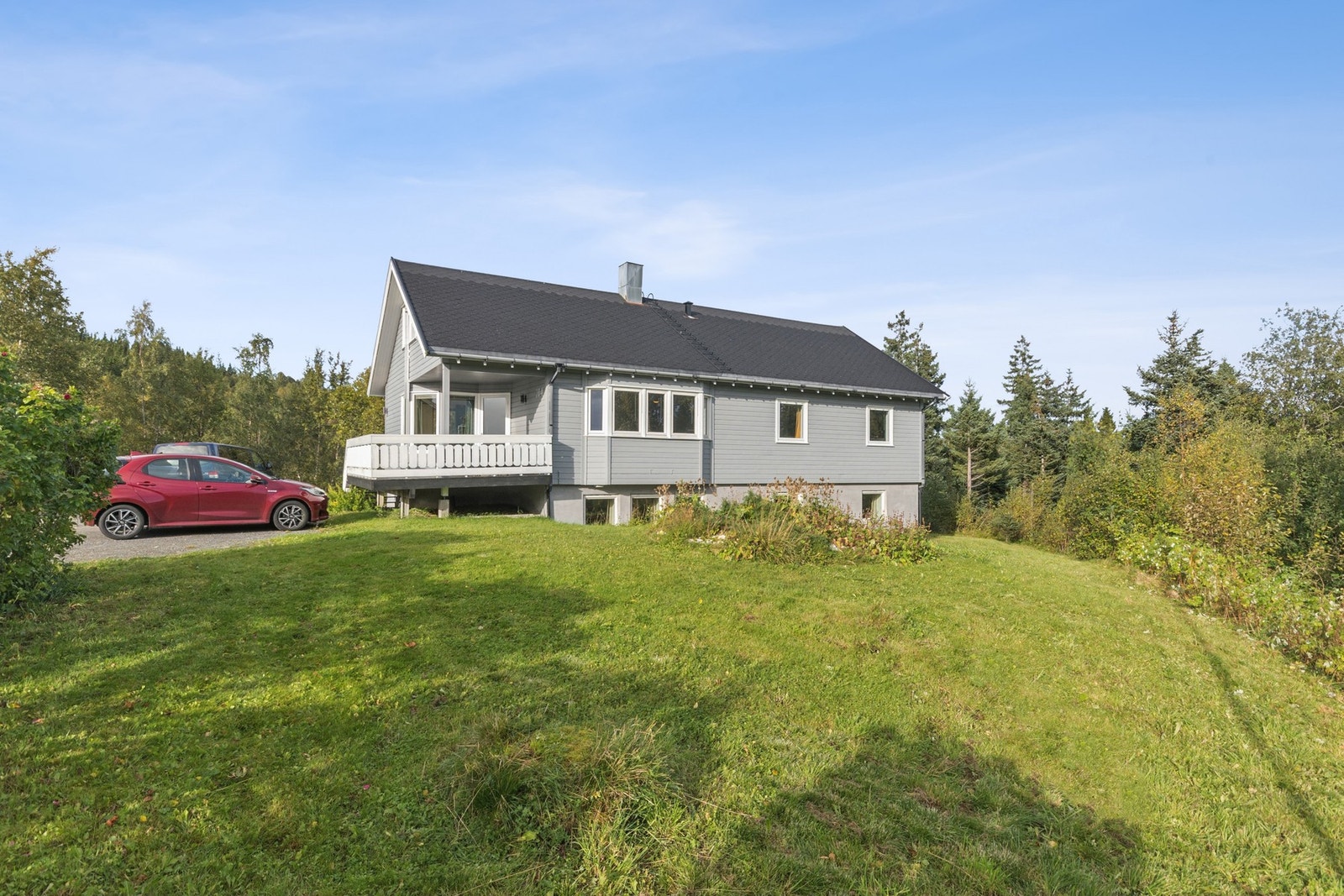 Skjermet og stor hage. Galleribilde