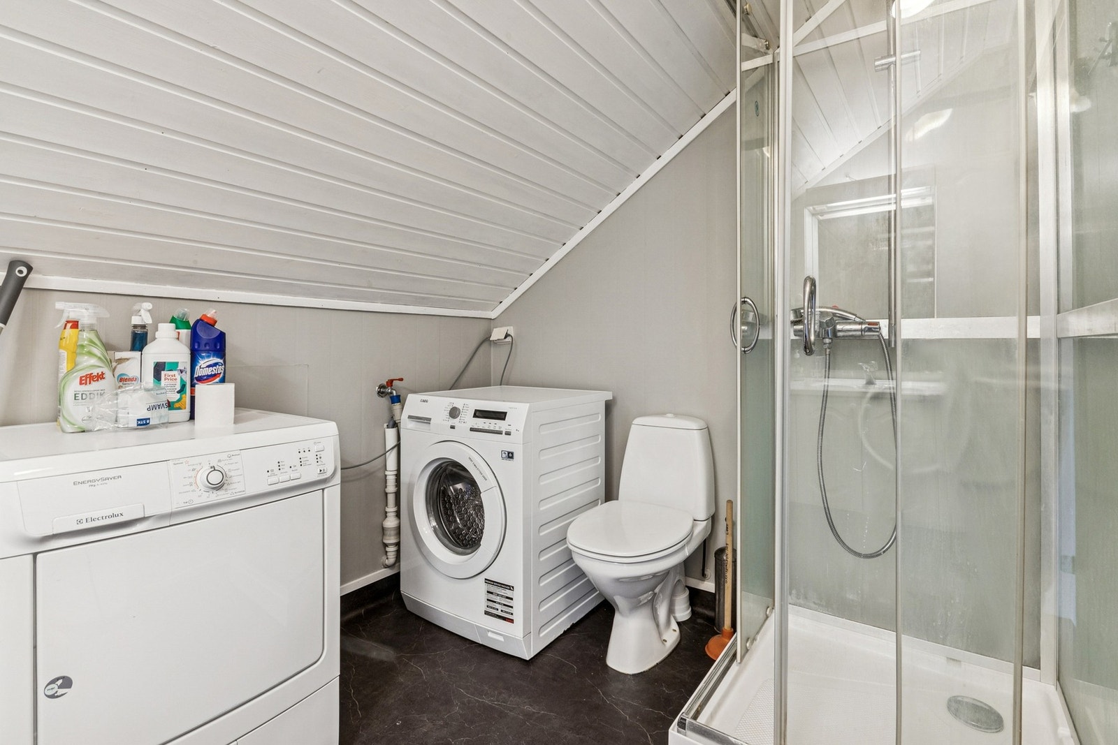 Bad på loft. Galleribilde