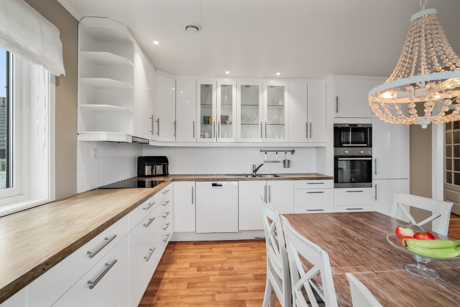 Kjøkkenets utforming sørger for effektive arbeidsflater og rikelig med oppbevaringsplass i skuffer og skap. Galleribilde