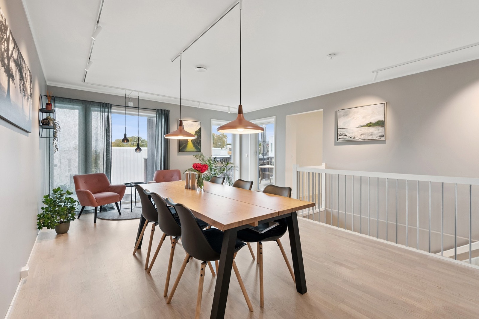 De store vindusflatene gir godt med naturlig lysinnslipp. Galleribilde